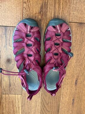 Keen Women’s Whisper Waterproof Beet Red Walking Trail Beach Slip On Sandals Sz8
